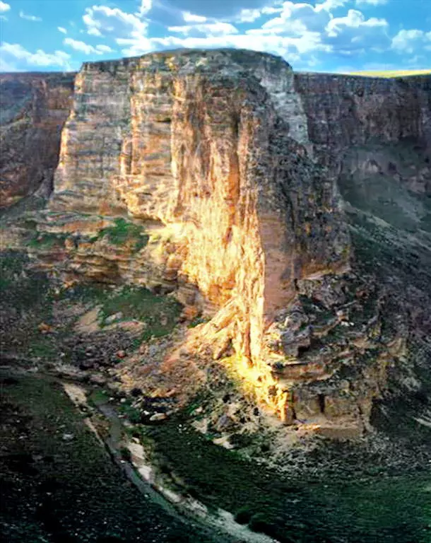 Kurdestan-The Ancient Castle of Qamcheqay